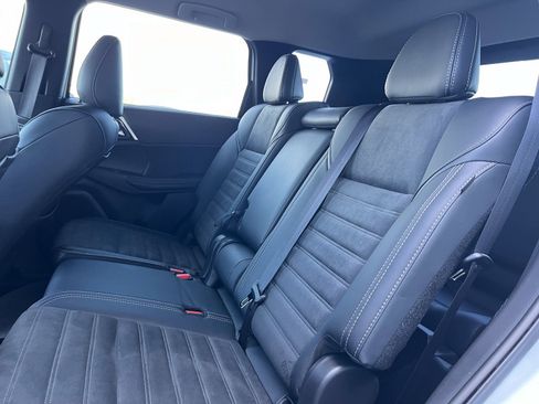 New 2025 Mitsubishi Outlander SE image 17