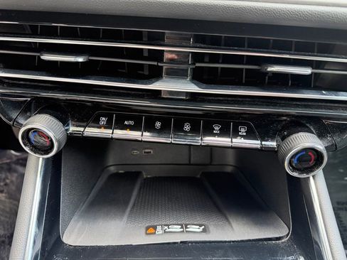 Used 2025 Chevrolet Traverse LT FWD image 27