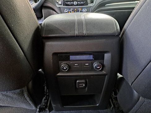 Used 2023 Chevrolet Traverse LT image 30