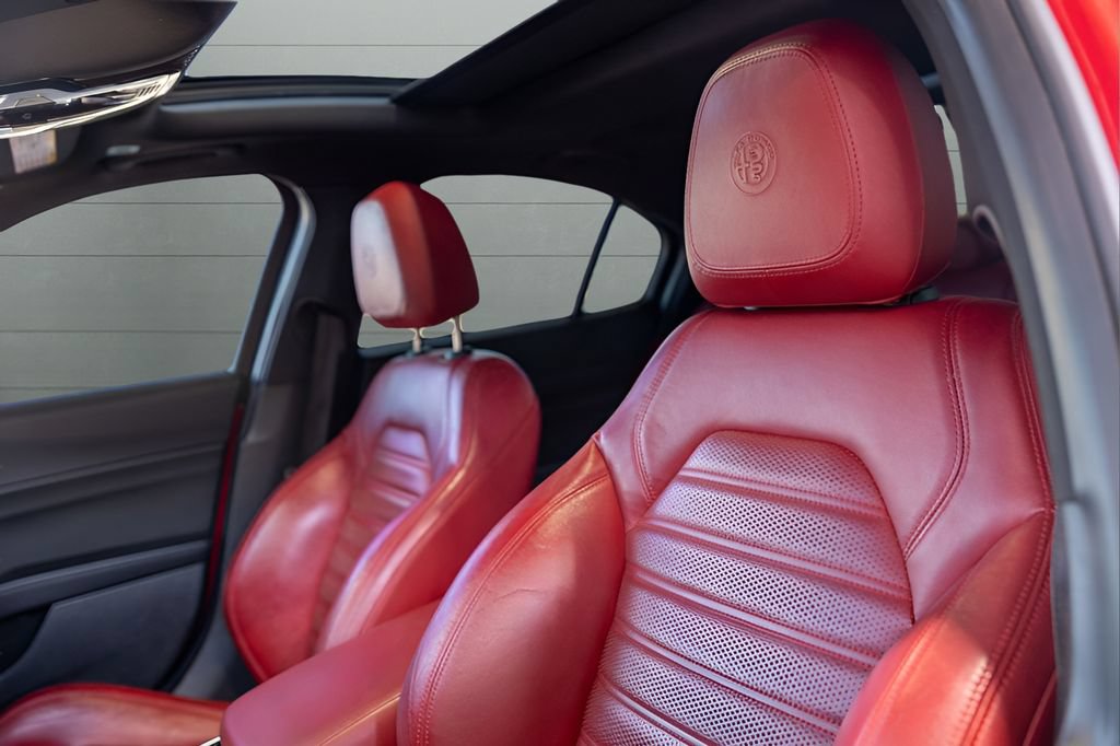Used 2022 Alfa Romeo Giulia Veloce RWD image 2