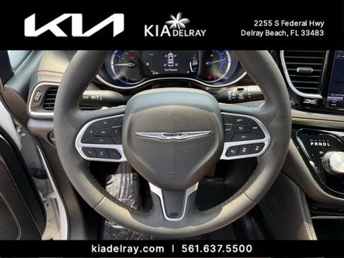 Used 2023 Chrysler Pacifica Pinnacle FWD image 32