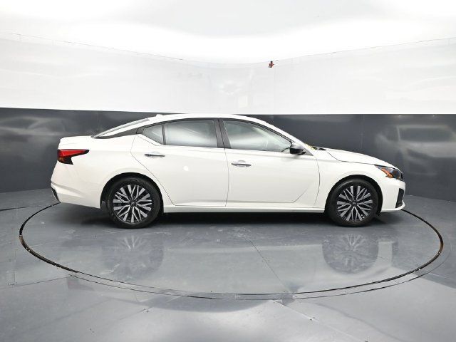 Used 2025 Nissan Altima 2.5 SV FWD image 10