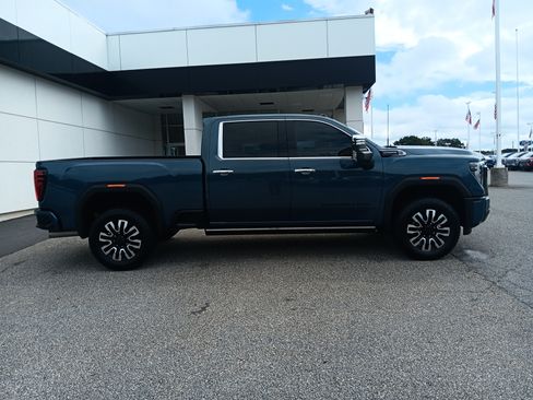 Used 2026 GMC Sierra 2500 Denali Ultimate w/ LPO, Black Badging Package AWD/4WD image 7