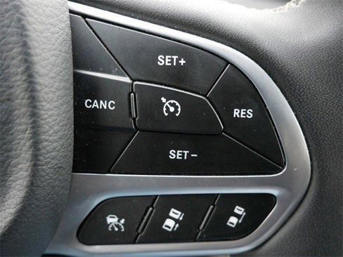 Used 2024 Chrysler Pacifica Touring-L image 27