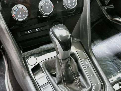 Used 2023 Volkswagen Taos SE w/ Panoramic Sunroof Package FWD image 16