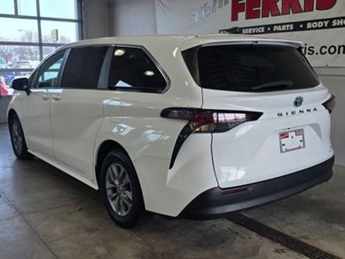 Used 2024 Toyota Sienna LE image 3