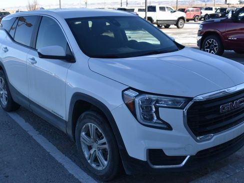 Used 2024 GMC Terrain SLE image 3