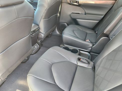 Used 2025 Toyota Highlander Platinum image 38