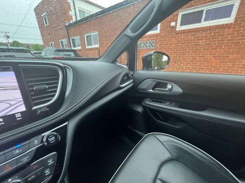 Used 2025 Chrysler Pacifica Limited FWD image 39