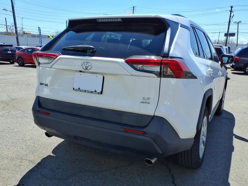 Used 2019 Toyota RAV4 LE AWD/4WD image 7
