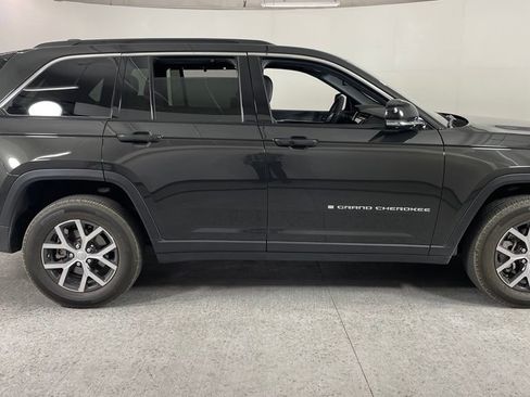 Used 2024 Jeep Grand Cherokee Limited w/ Luxury Tech Group II RWD image 2
