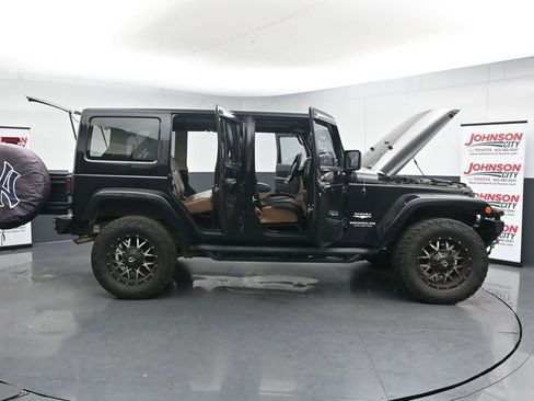 Used 2013 Jeep Wrangler Unlimited Sahara w/ Connectivity Group AWD/4WD image 42