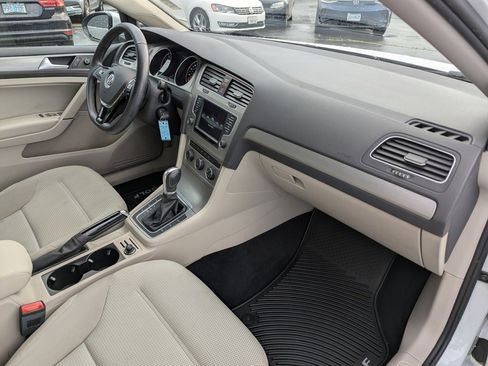 Used 2017 Volkswagen Golf S image 31