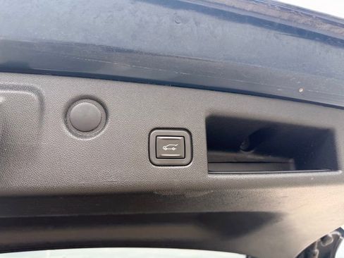 Used 2020 Chevrolet Equinox LT w/ Driver Convenience Package image 4