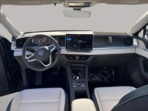 Certified 2025 Volkswagen Tiguan SE AWD/4WD image 10
