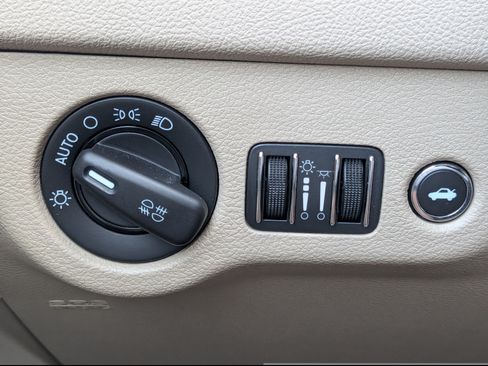 Used 2011 Chrysler 300 C w/ Sound Group RWD image 23