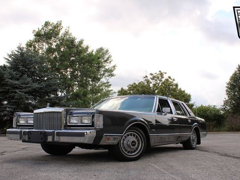 Used 1986 Lincoln Town Car image 2