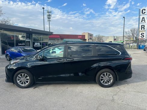Used 2021 Toyota Sienna XLE AWD/4WD image 2