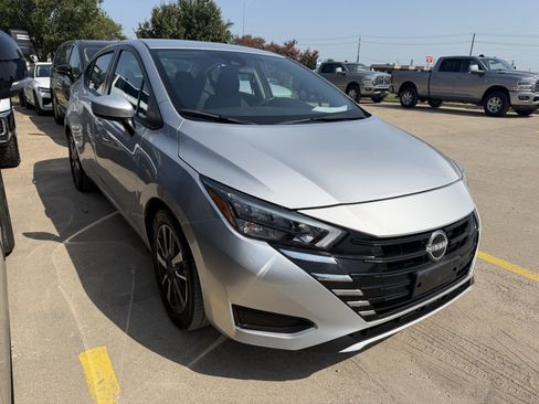 Used 2025 Nissan Versa SV FWD image 4