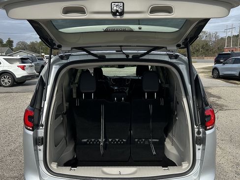 Used 2024 Chrysler Pacifica Touring-L image 5