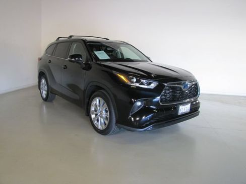 Used 2022 Toyota Highlander Limited FWD image 3