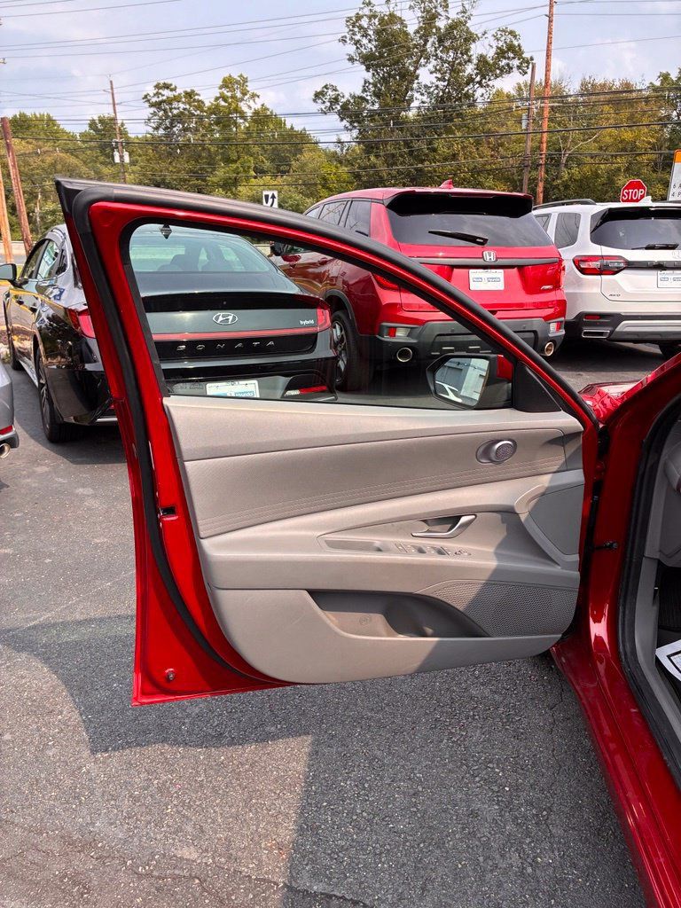 Used 2023 Hyundai Elantra SEL FWD image 25