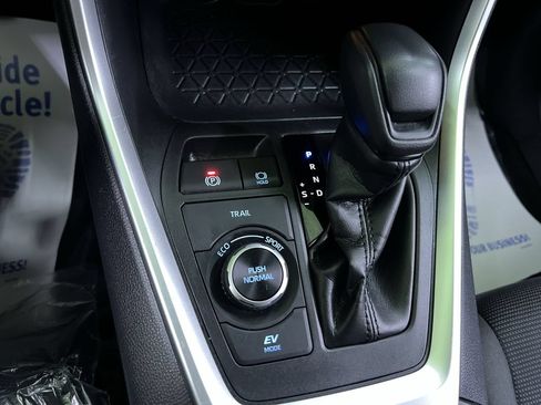 Used 2019 Toyota RAV4 LE AWD/4WD image 24
