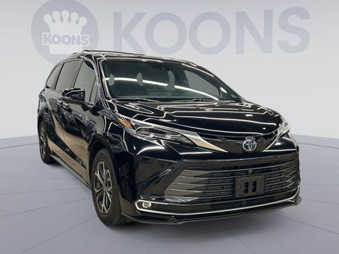 Used 2025 Toyota Sienna Platinum image 5