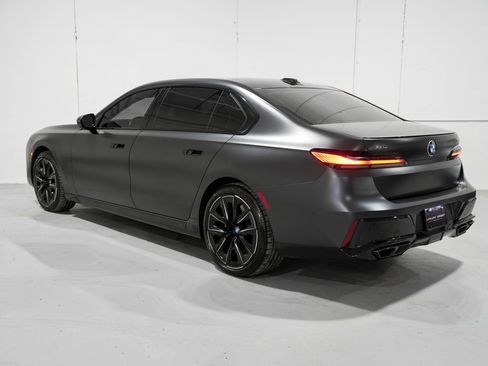 Used 2023 BMW 760i xDrive w/ Executive Package image 3