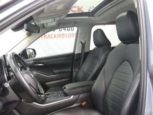 Used 2021 Toyota Highlander XLE AWD/4WD image 13