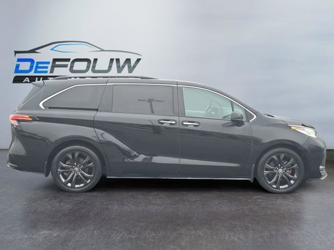 Used 2023 Toyota Sienna XLE image 2