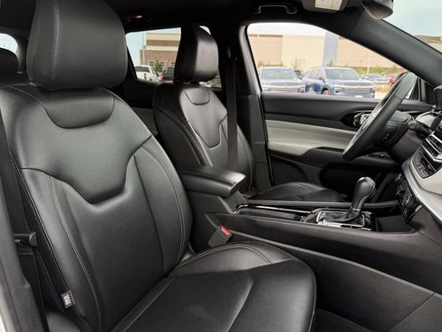 Used 2025 Jeep Compass Limited image 23