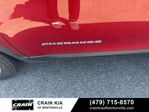Used 2016 Jeep Cherokee Latitude w/ Cold Weather Group FWD image 9