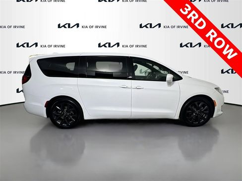 Used 2020 Chrysler Pacifica Touring w/ S Appearance Package image 8