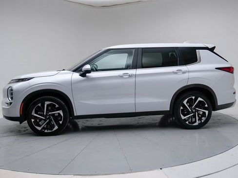 Used 2024 Mitsubishi Outlander SE image 3