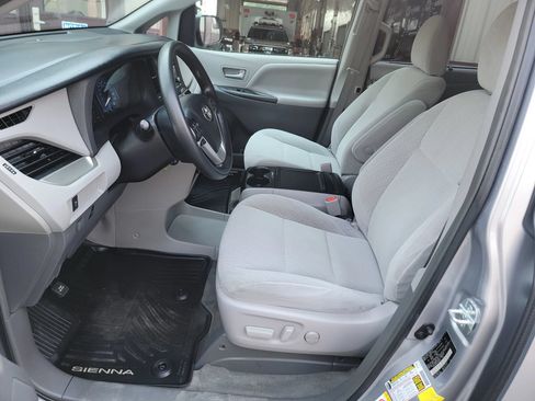 Used 2018 Toyota Sienna LE w/ Carpet Mat Package FWD image 10