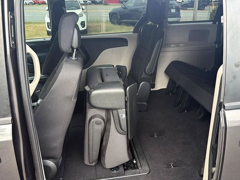 Used 2018 Dodge Grand Caravan SE w/ UConnect Hands-Free Group FWD image 25