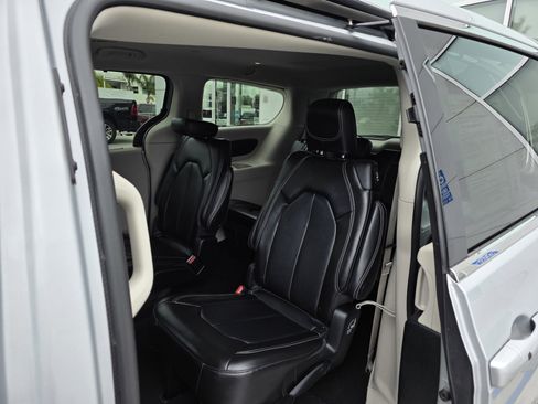Certified 2024 Chrysler Pacifica Touring-L image 19