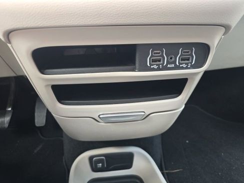 Used 2024 Chrysler Pacifica Touring-L image 19