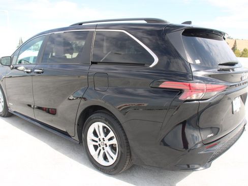 Used 2021 Toyota Sienna XSE w/ XSE Plus Package AWD/4WD image 5