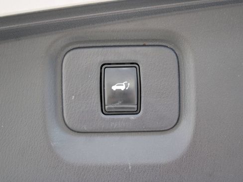 Used 2018 Nissan Pathfinder SL w/ SL Premium Package FWD image 9
