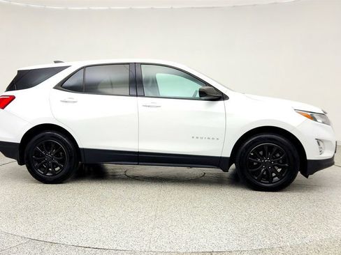 Used 2019 Chevrolet Equinox LS w/ LS Convenience Package FWD image 4