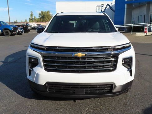 Used 2025 Chevrolet Traverse LT image 2