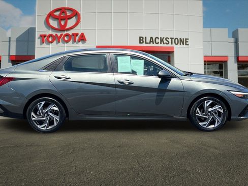 Used 2025 Hyundai Elantra SEL FWD image 2