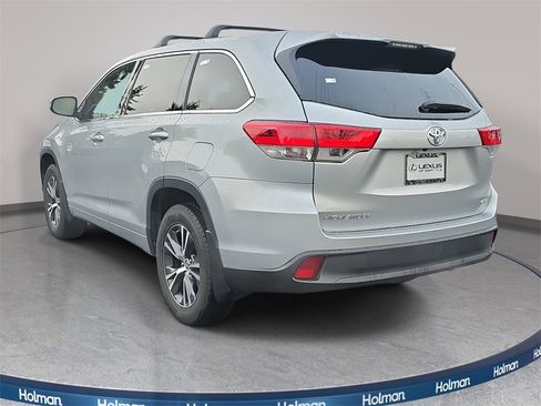 Used 2017 Toyota Highlander LE image 8