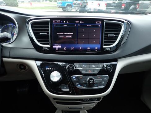 Used 2024 Chrysler Pacifica Touring-L FWD image 11