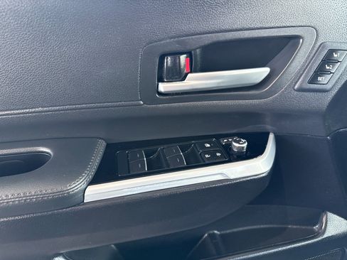 Used 2025 Toyota Sienna Platinum FWD image 10