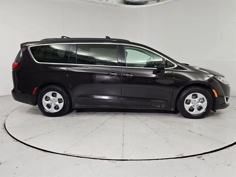 Used 2018 Chrysler Pacifica Touring Plus image 7