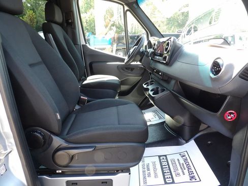Used 2025 Mercedes-Benz Sprinter 2500 image 38