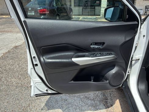 Used 2019 Nissan Kicks SR w/ SR Premium Package FWD image 11